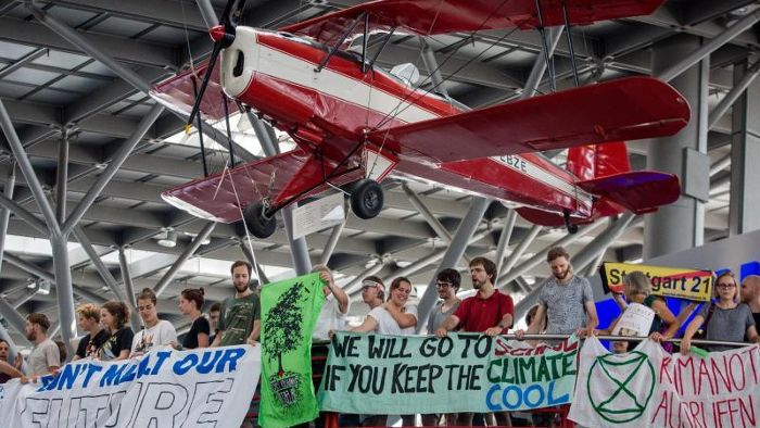 Klimaaktivisten machen Stuttgarter Flughafen unsicher