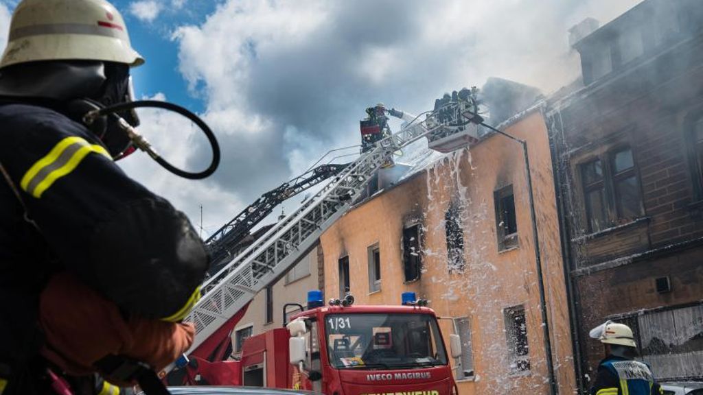 Einsturzgefahr nach Brand: Schwierig zum Löschen: Feuer zerstört Wohnhaus im Saarland