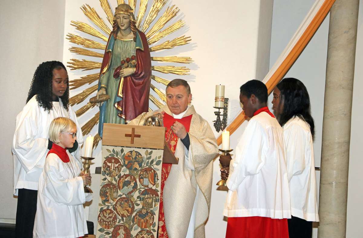 Die Küpser Pfarrgemeinde feierte das Patronatsfest für die Heilige Elisabeth. Pfarrvikar Norbert Lang – hier mit den Ministranten vor der Statue der Heiligen – zelebrierte den Gottesdienst.