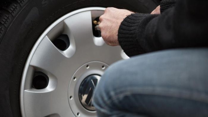 Vandale stößt Mopeds gegen Auto und zersticht Reifen