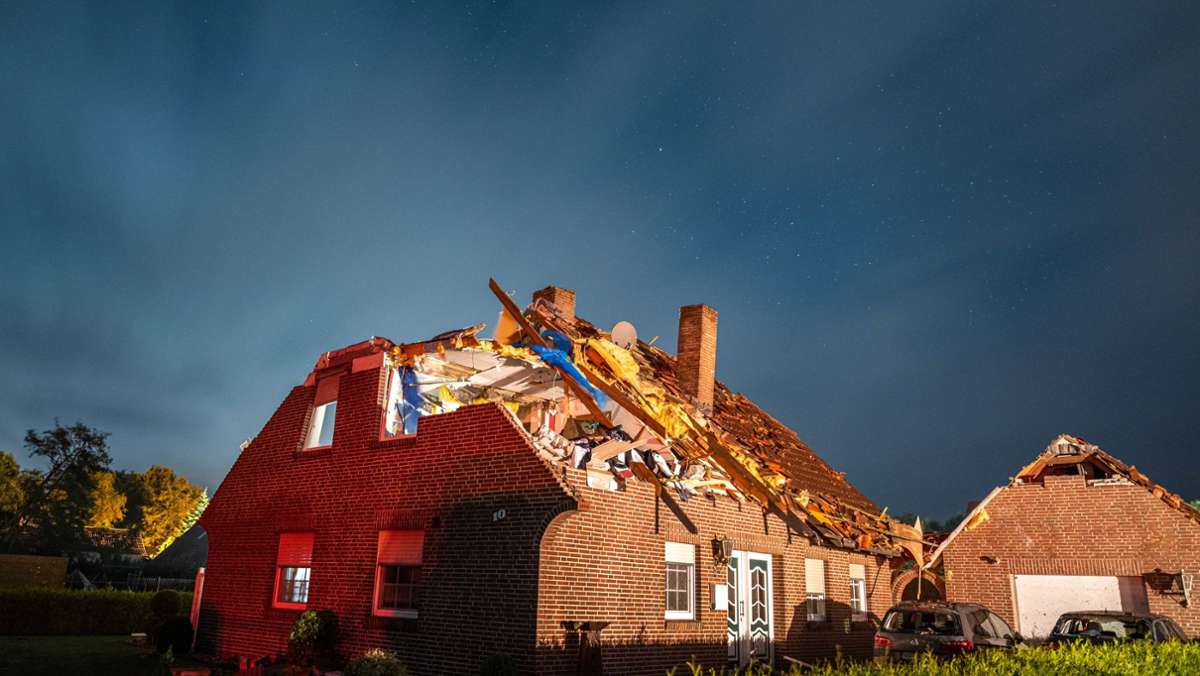 Unwetter  Großheide: Tornado in Ostfriesland hinterlässt schwere Schäden