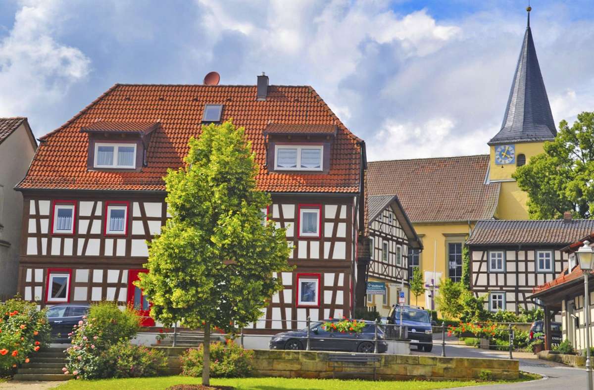 Untermerzbach besticht durch seine vielen wunderschönen Fachwerkhäuser. Hier liegen auch sechs private Sanierungsvorhaben, die mit 14 000 Euro gefördert werden. Foto: Gartenbau-Kreisverband/Archiv NP