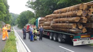 Schnittholz fällt beinahe vom LKW