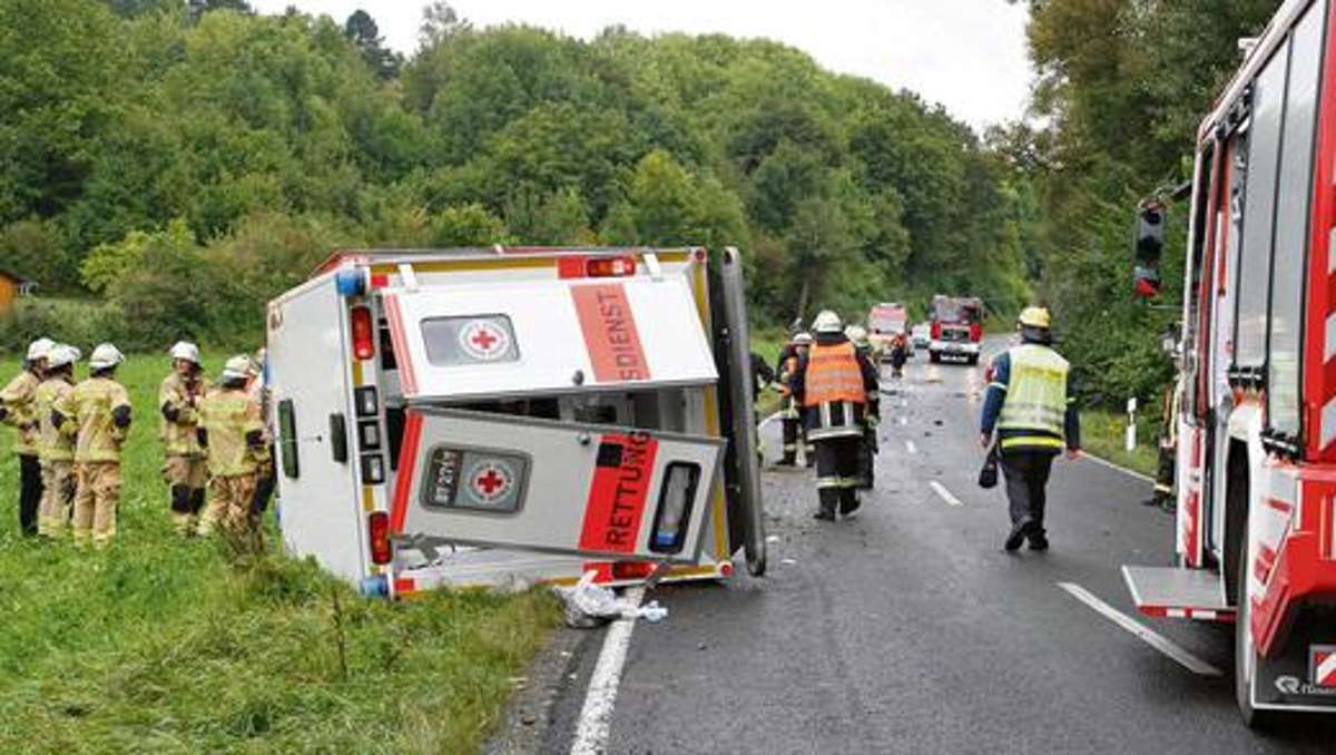 Länderspiegel: Porsche rammt Krankenwagen: Vier Schwerverletzte