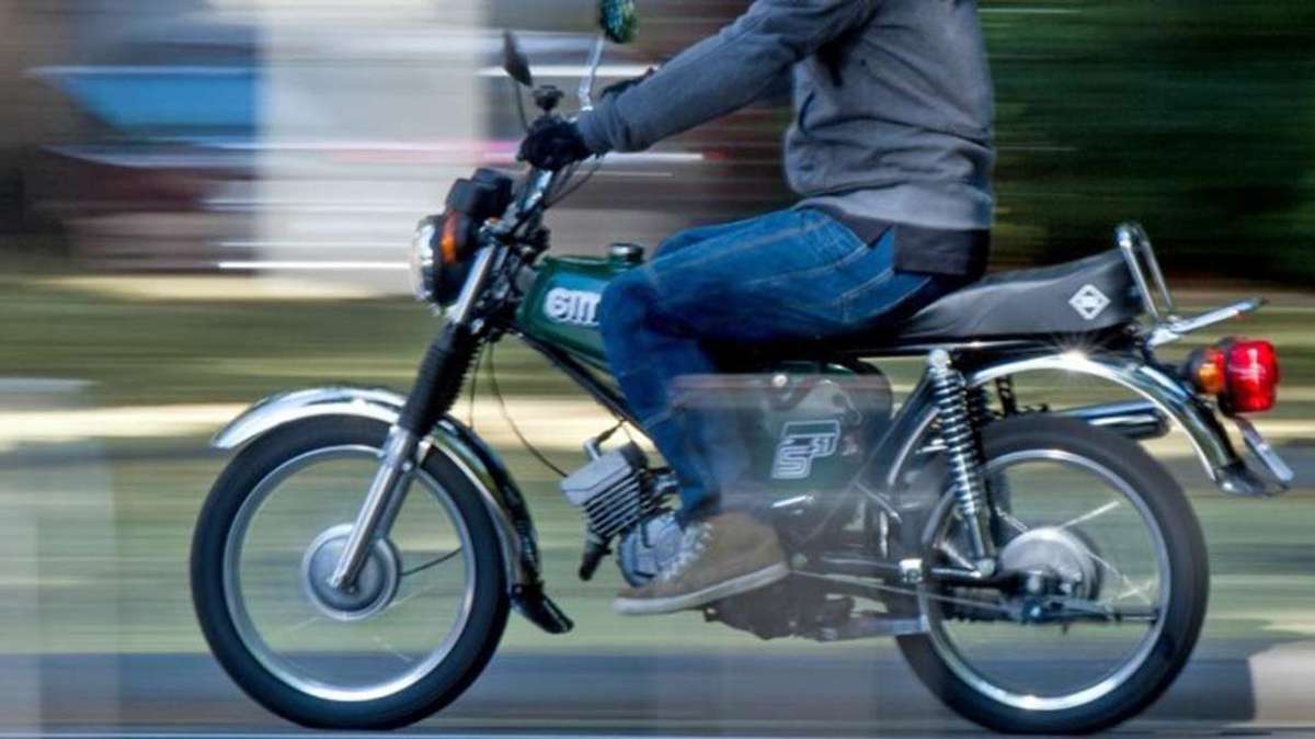 Zu dicht vorbeigefahren?: Fußgänger schlägt und würgt Mopedfahrer