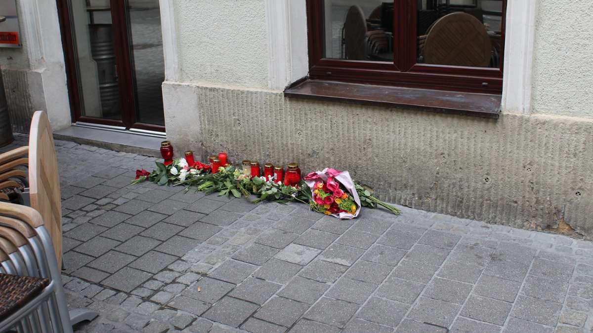 Coburg: 36-Jähriger tot: Kerzen und Blumen im Steinweg