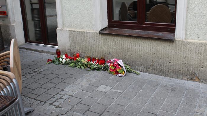 36-Jähriger tot: Kerzen und Blumen im Steinweg