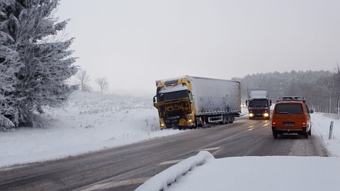 Länderspiegel: Schnee und Eis bringen Verkehr zum Erliegen