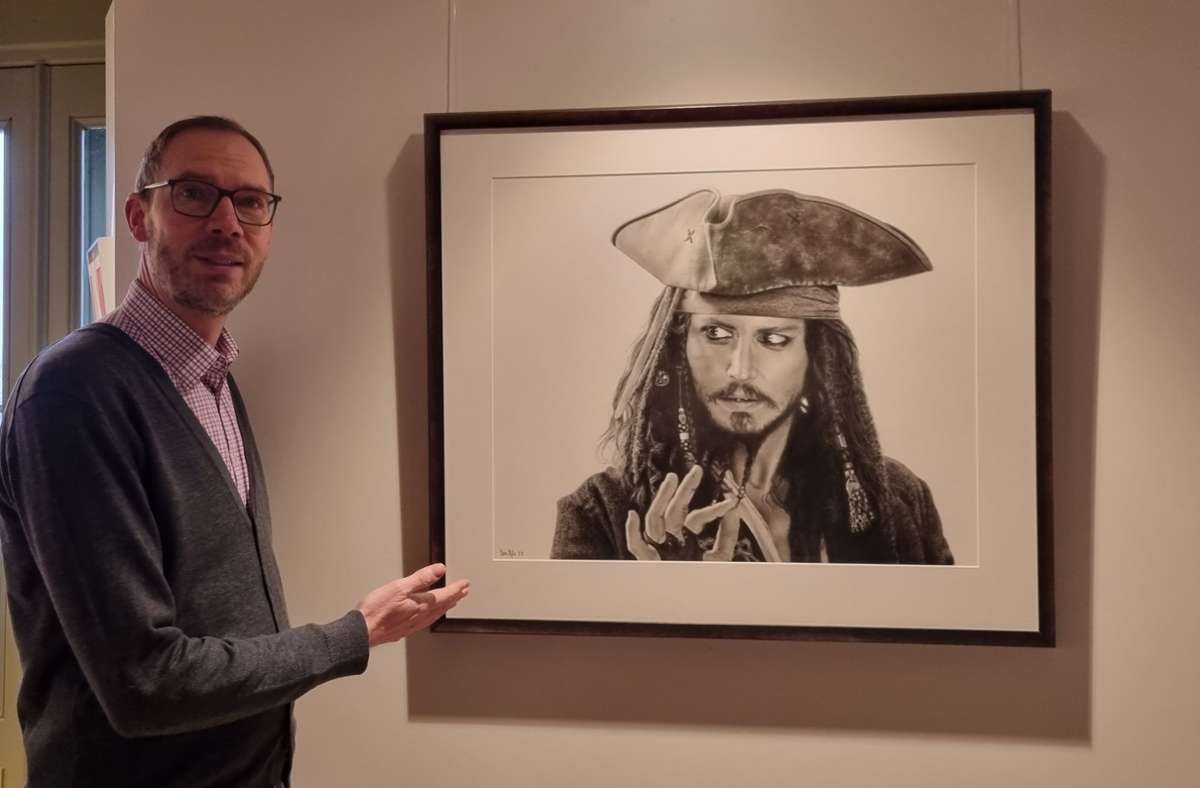 Kurator Stephan Zipfel vor seinem Lieblingsbild von Dan Pyle. Der amerikanische Künstler zeichnete „Captain Jack Sparrow“ erst in diesem Jahr.