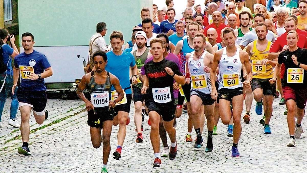 Regionalsport: Altstadtlauf Seßlach: Finsel neben zwei Eritreern auf dem Podest