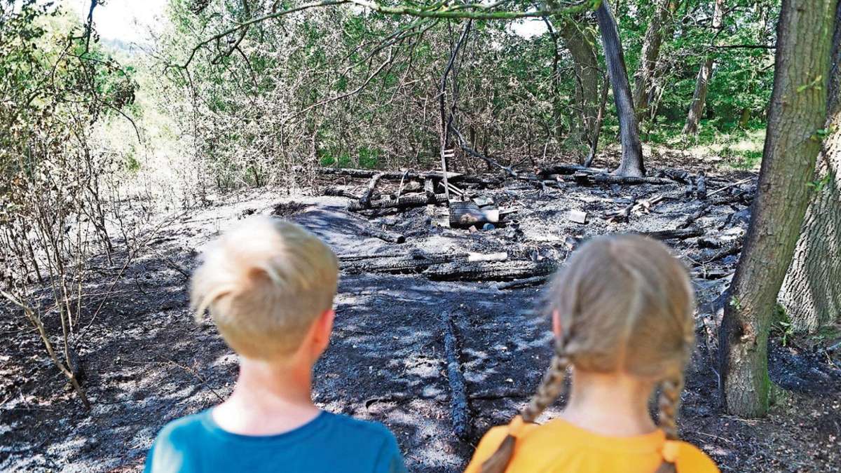 Coburg: Bei Ketschendorf: Waldhütte brennt lichterloh