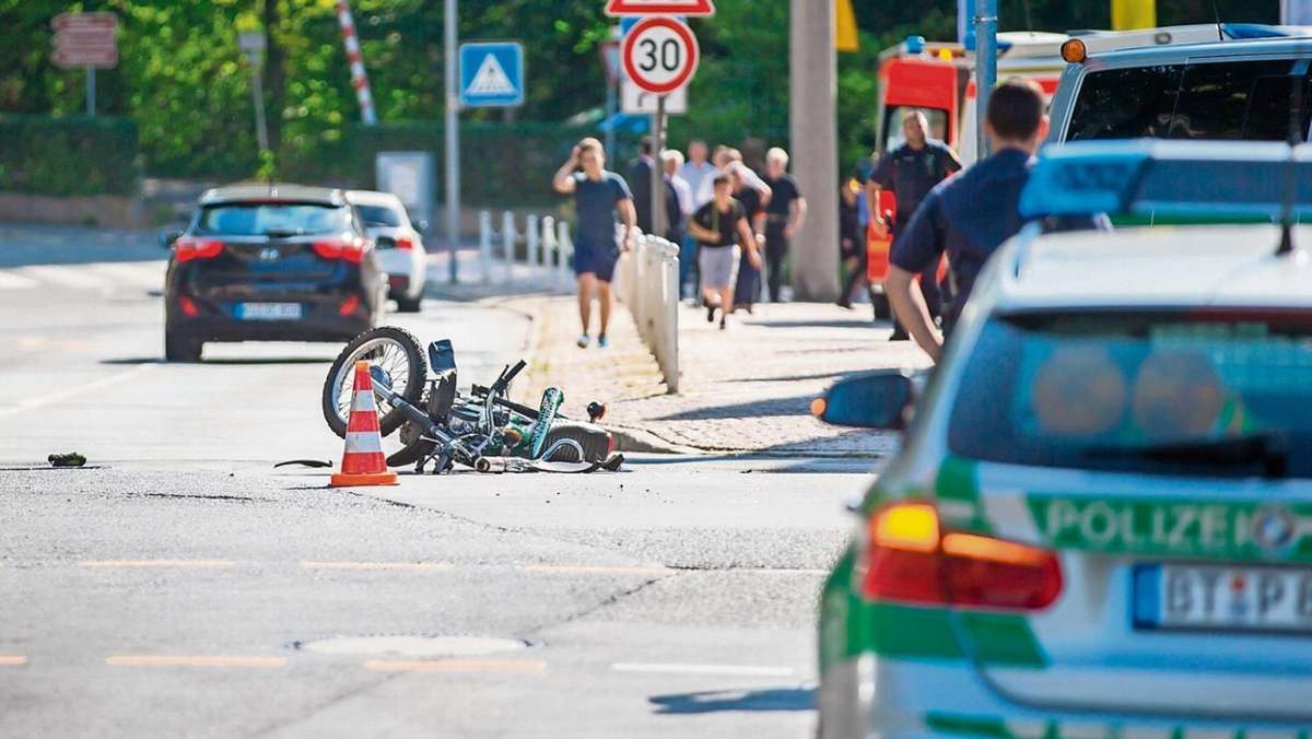 Coburg: Ohne Führerschein: 19-Jähriger fährt Mopedfahrer an und flüchtet