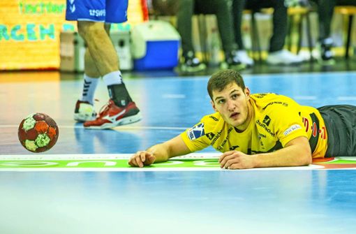 Merlin Fuß liegt am Boden – mehr als einmal haben  die Spieler  des HSC 2000 Coburg  in dieser   Saison in der 2. Handball-Bundesliga eine Bauchlandung hingelegt.  Foto: Frank Wunderatsch