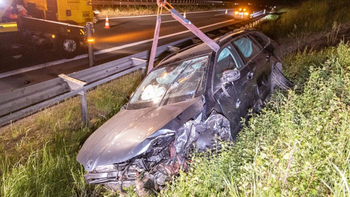 Heftiger Unfall auf A73: Auto kracht in Leitplanke