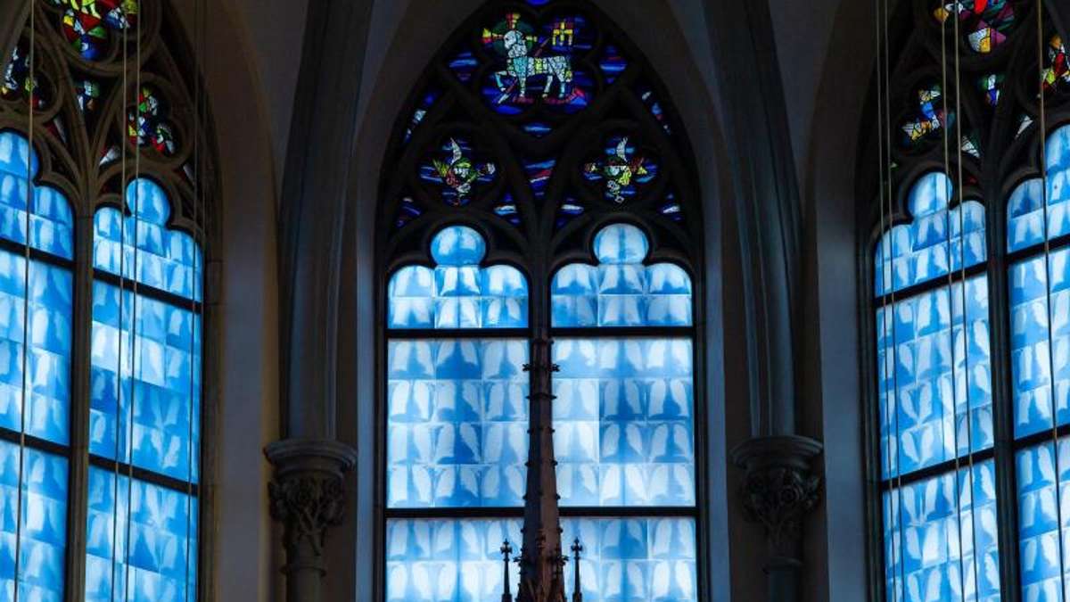 Feuilleton: Lungenflügel zieren Kirchenfenster