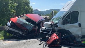 Frontal-Crash: Vier Menschen schwer verletzt