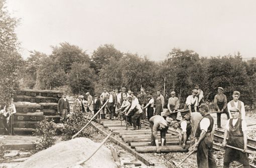Schwerste körperliche Arbeit war  beim Bahnausbau wie hier bei Heinersdorf angesagt. Foto: Fleischmann