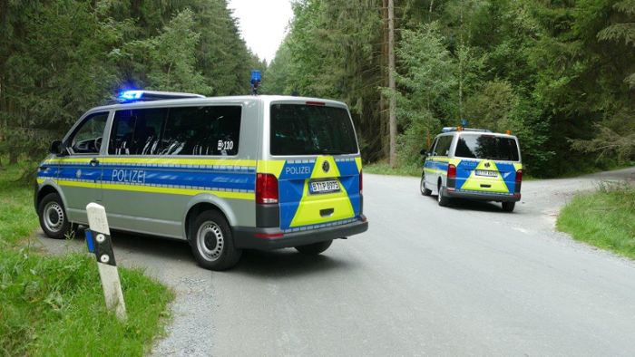 Polizei nimmt Tatverdächtigen fest - Mann soll seiner Mutter im Landkreis Hof tödliche Verletzungen zugefügt haben