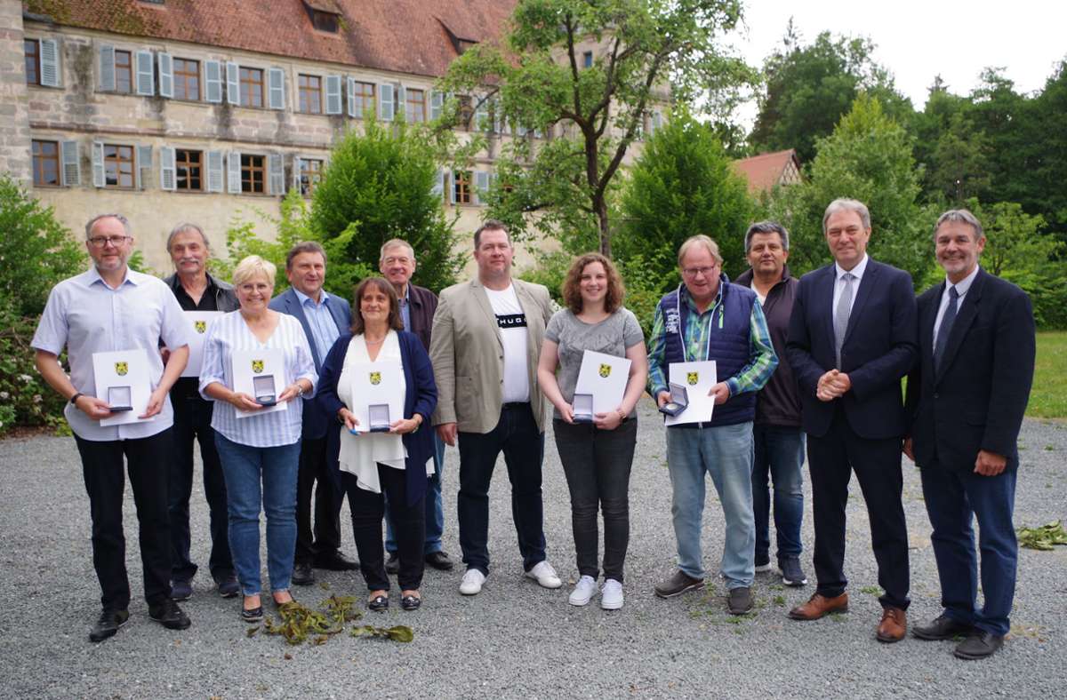 Sechs Persönlichkeiten erhielten für ihre Verdienste um die Sportbewegung im Landkreis Kronach die Sportplakette in Silber.