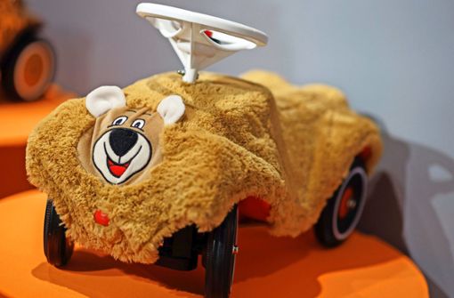 Ein Bobbycar mit Teddy-Überzug. Foto: dpa/Daniel Karmann