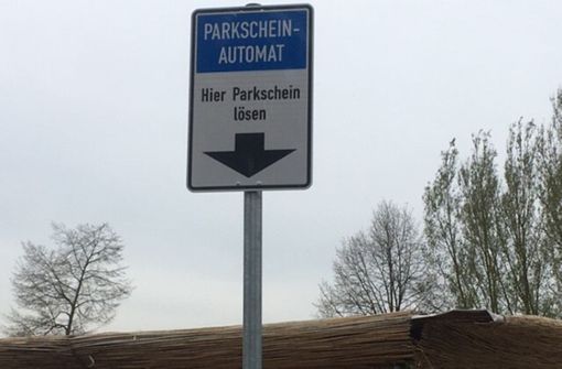Ab Samstag werden am Oberwallenstadter Badesteg Parkgebühren fällig. Foto: M. Fleischmann