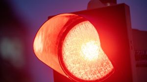 Rote Ampel übersehen : Zwei Verletzte bei Unfall in Coburg