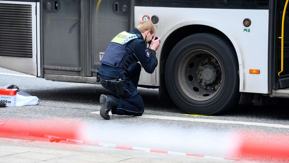 Siebenjähriger aus Stuttgart von Bus überrollt: Polizei sucht Zeugen zu Unfall in Hamburg