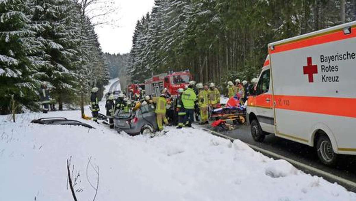 Kronach: Zwei Autofahrer bei Unfall schwer verletzt