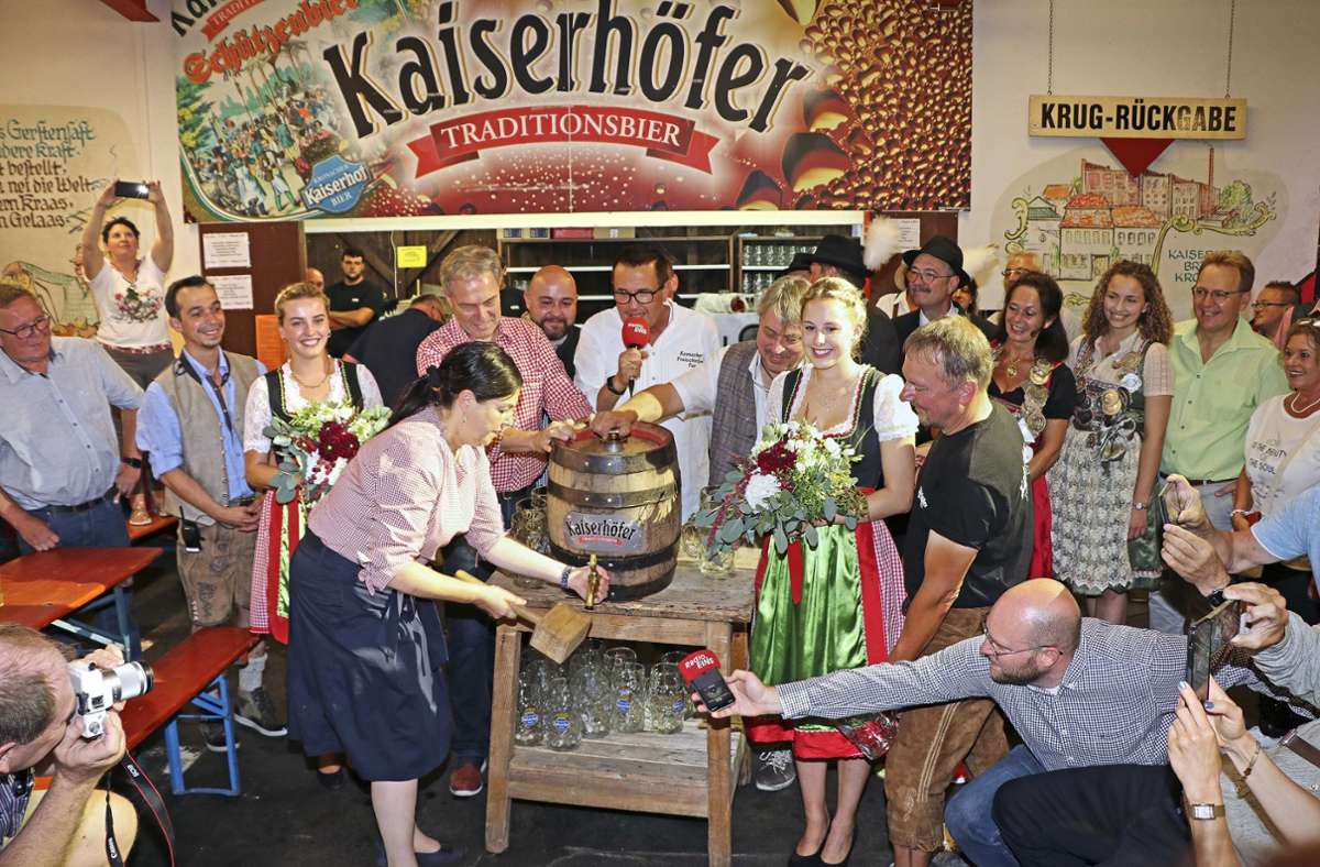 Sicher zapfte Bürgermeisterin Angela Hofmann die erste offizielle Maß Freischießen-Bier. Landrat Klaus Löffler und Moderator Thomas Auer hielten das Fass fest.