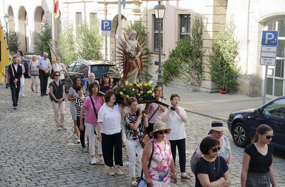 Frauen tragen in Kronach die Statue der heiligen Anna durch die Straßen.