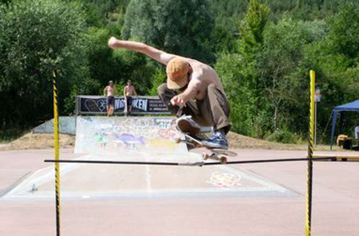 Die Skateboardabteilung der Turnerschaft Kronach lockt zahlreiche Zuschauer ins Landesgartenschaugelände. Shannon Hall aus Bamberg wird dabei „King of the Hood“.