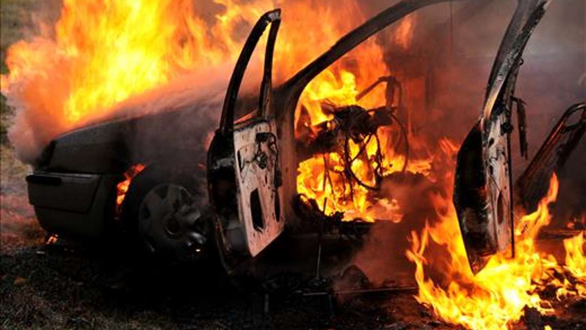 Länderspiegel: Mercedes in Flammen