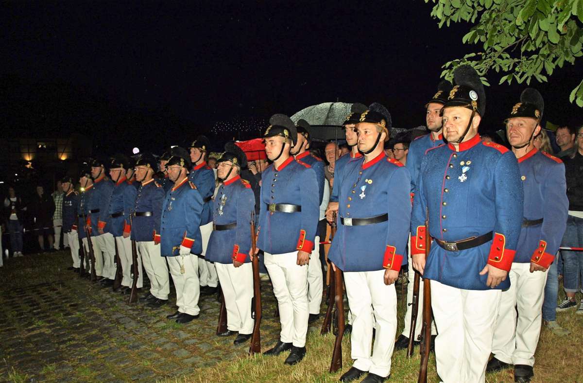 In ihren historischen Uniformen  verabschiedeten die Kameraden der Soldatenkameradschaft Bruno Hahn.