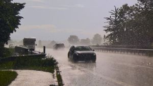 Wasser reißt in Oberpfalz Autos mit sich - Menschen eingeschlossen