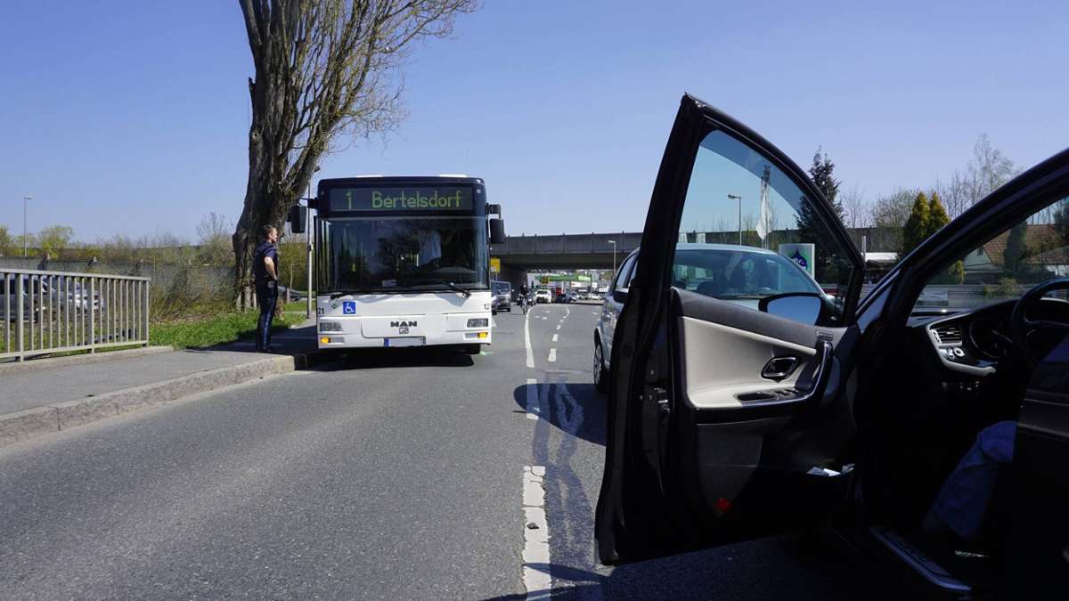 Coburg: Coburg: Rentnerin weicht Stadtbus aus und gerät in den Gegenverkehr