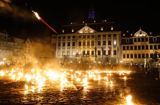 Ein Meer aus Flammen vor dem Rathaus: der traditionelle Abschluss des Fackelzugs, hier im Jahr 2018. Foto: Henning Rosenbusch