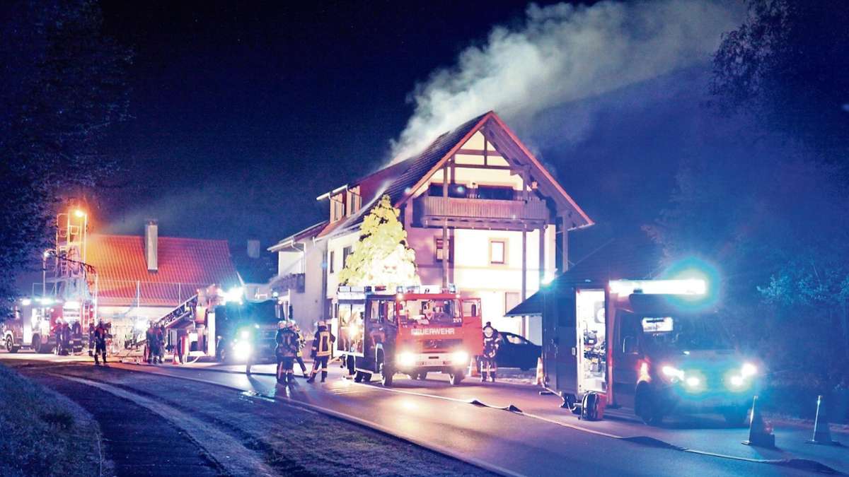 Hassberge: 100.000 Euro Schaden: Dachstuhl in Flammen