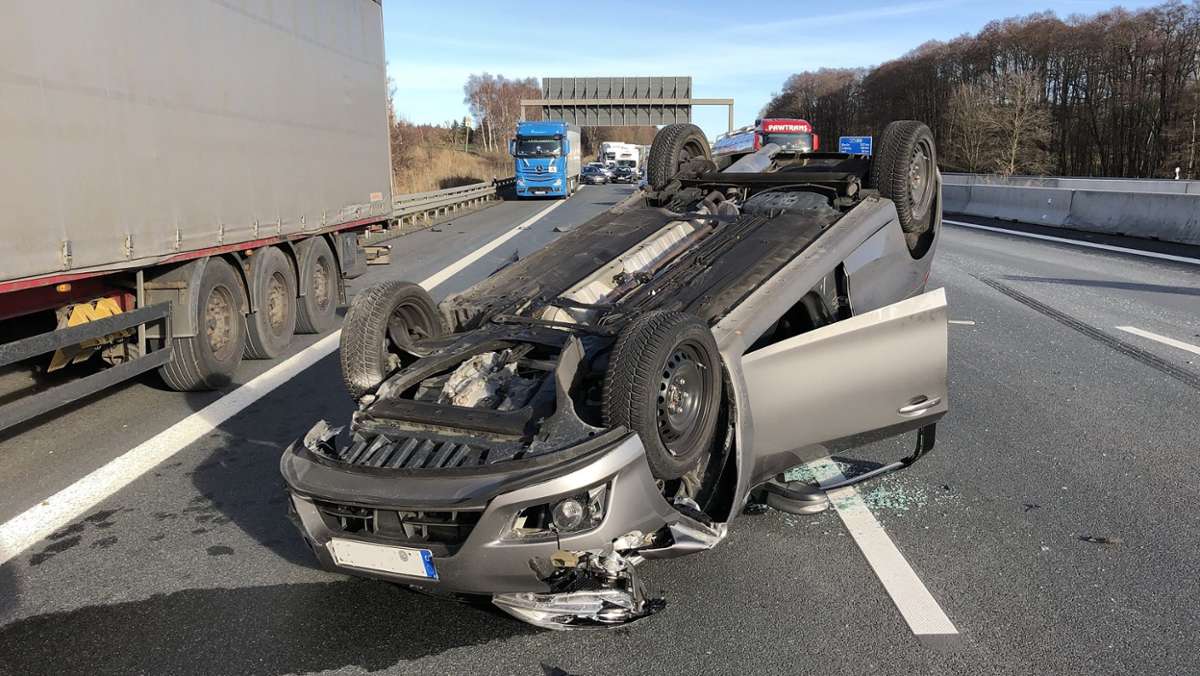 Länderspiegel: Unfall auf der A9: Auto kracht aufs Dach