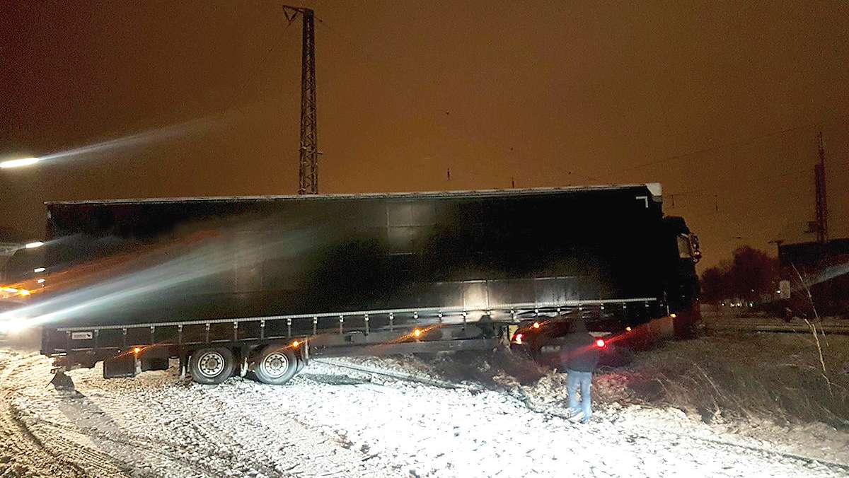 Coburg: Schnee-Chaos: Lkw rutscht fast auf die Gleise