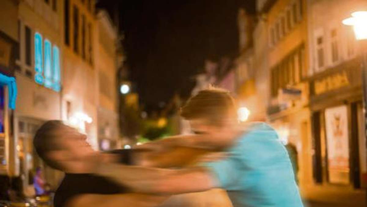Coburg: Steinweg: Junge Männer verletzen sich gegenseitig im Gesicht