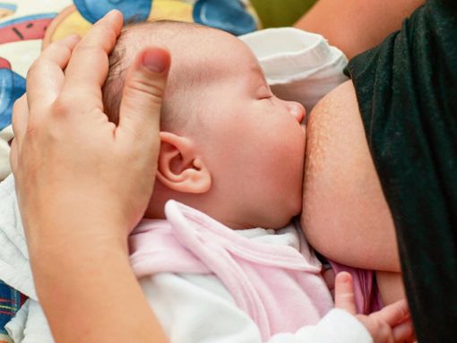 Stillen ist nach Überzeugung von Fachleuten nicht nur die einfachste, sondern auch die gesündeste Möglichkeit, ein Baby zu ernähren. Foto: Patrick Pleul/dpa Quelle: Unbekannt