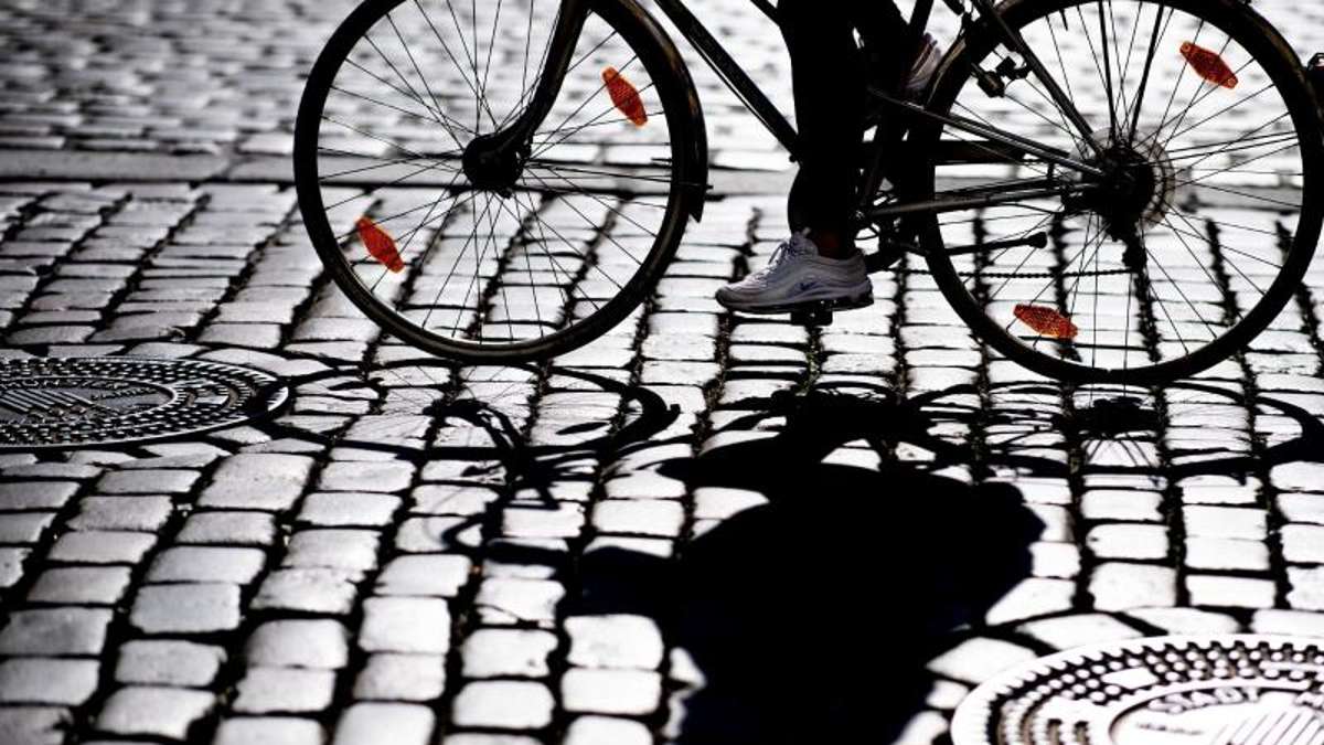 Coburg: Radfahrer stößt mit 91-jähriger Fußgängerin zusammen