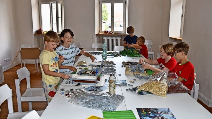 Kinder bauen Kreuzweg aus Lego 