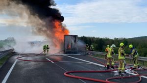 Rauchsäule über der A 73: Lkw-Anhänger geht in Flammen auf