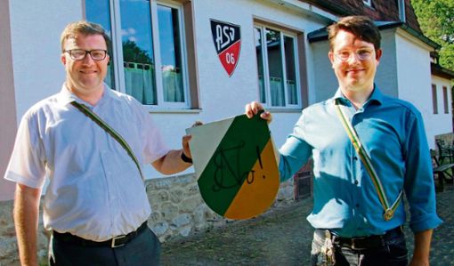 Das Neapolitania-Wappen, präsentiert von Wolfgang Rebhan (links) und Moritz Fischer, dominiert nun die ehemalige ASV-Sporthalle. Foto: Tischer