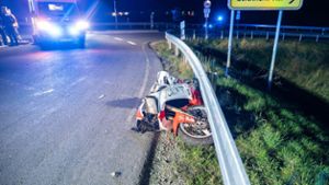 Ebersdorf: Motorradfahrer fliegt über Kreisverkehr