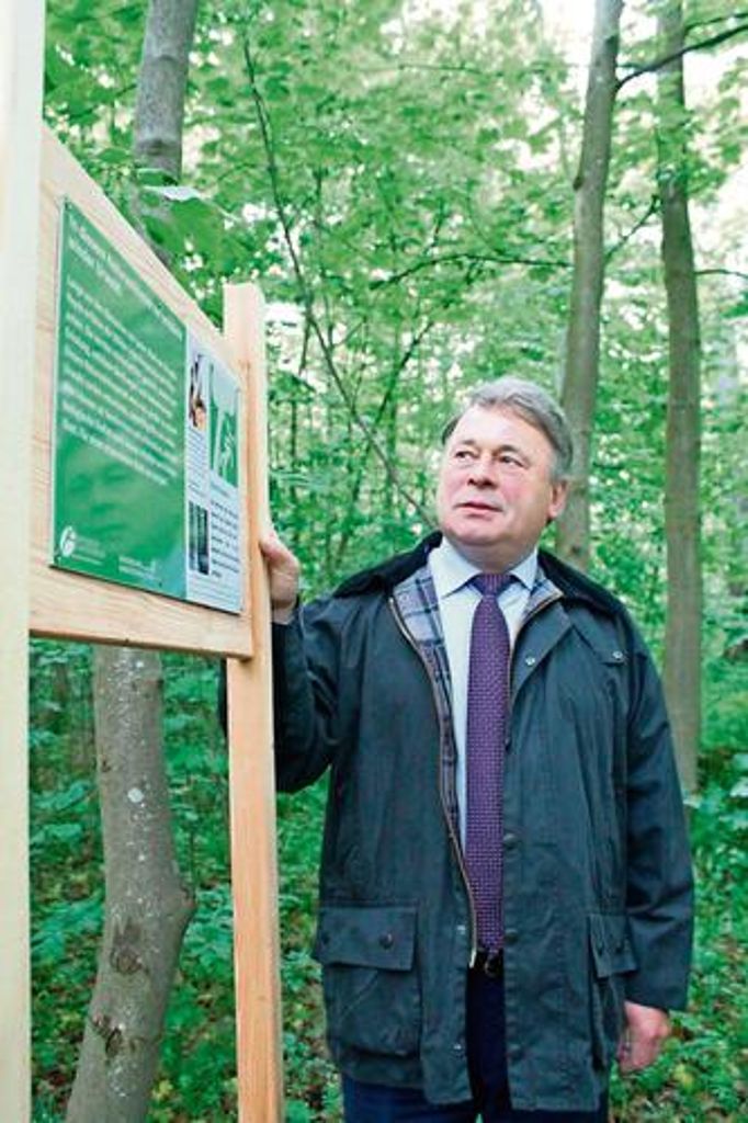 Den Wald schützen und nutzen: Der bayerische Landwirtschaftsminister Helmut Brunner erweiterte das Naturwaldreservat "Schwengbrunn" bei Oberwohlsbach um 18 Hektar. Foto: Thomas Heuchling