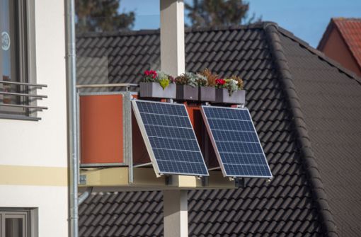 Für sogenannte Balkonkraftwerke – das sind Mini-Solaranlagen, für deren Installation kein Handwerker notwendig ist – gibt es einen Zuschuss in Höhe von 250 Euro aus dem Stadtsäckel. Foto: picture alliance/dpa/Stefan Sauer