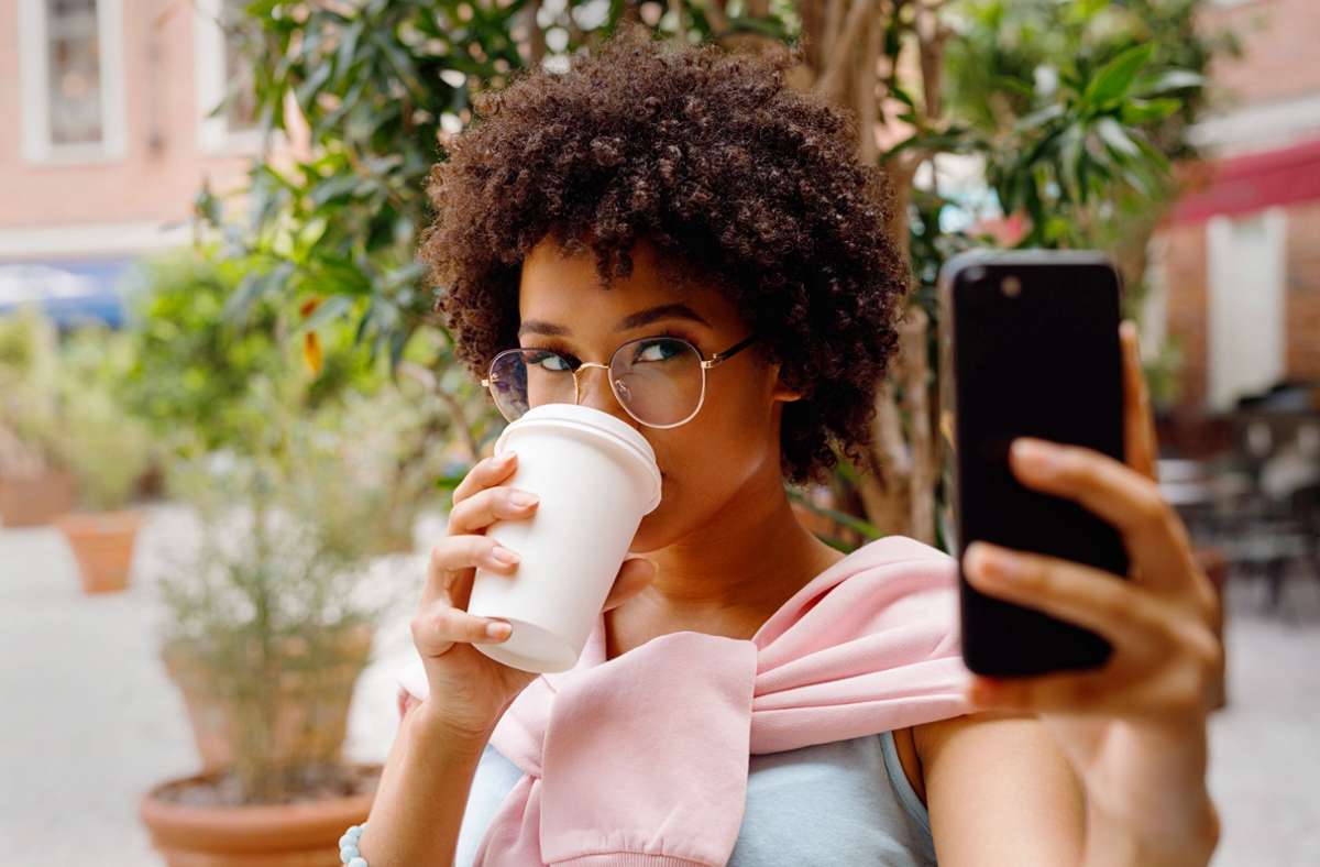 Der Coffee-to-go-Becher ist auch ein beliebtes Utensil für Influencerinnen – aber das Plastik setzt einen bedenklichen Prozess im Körper in Gang. Foto: imago/Artem Varnitsin
