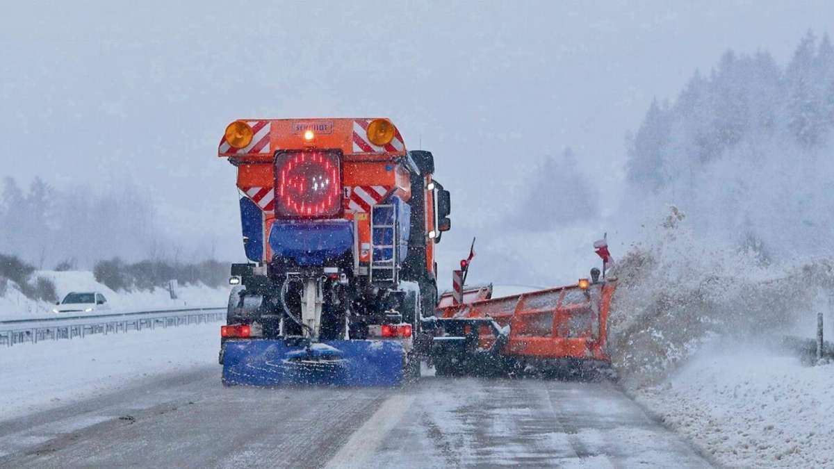 Länderspiegel: A9: Autofahrer rammt Winterdienst